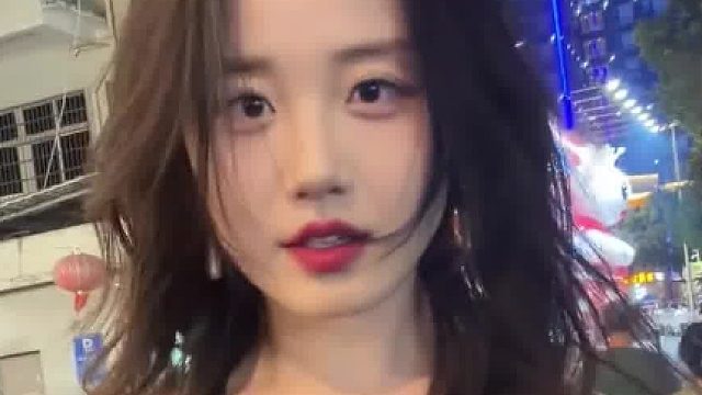 这风力太猛了，小姐姐一靠近，头发直接被吹得竖起来