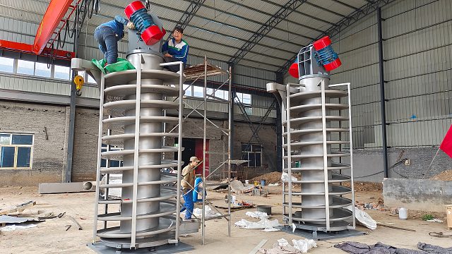 粉体4米高省空间不卡料的震动式90度垂直上料机
