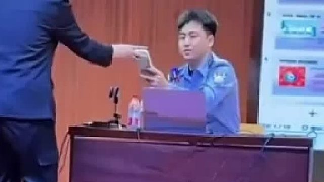 警察到大学进行网络安全宣讲，现场一女生手机来了个诈骗电话，警察现场接听：正缺素材呢 防诈骗