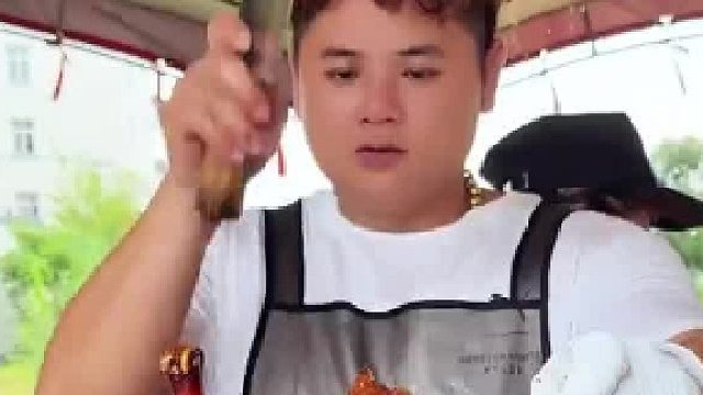 网友拍烧卤店师傅砍菜