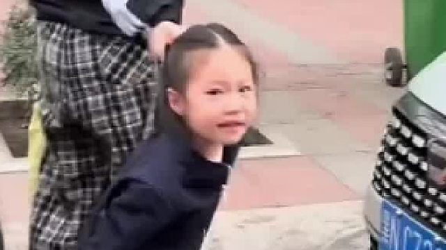 两个小女孩争论谁比的手势“7”是真的，一个歇斯底里，一个伤心落泪，网友：这情感输出比看电视剧还上头~