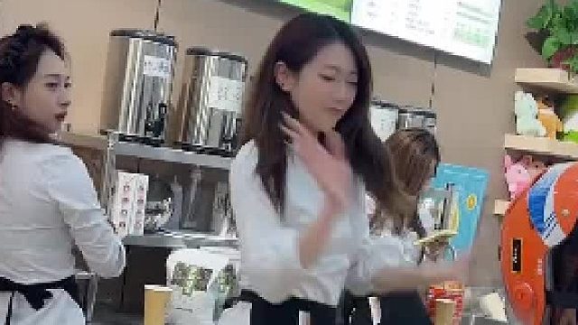 让外卖员拽过来给俩大耳光子