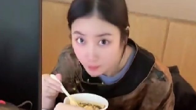 这人咋没眼力劲呢？吃泡面呢我！#西藏酒店推荐 #西藏旅游住哪里