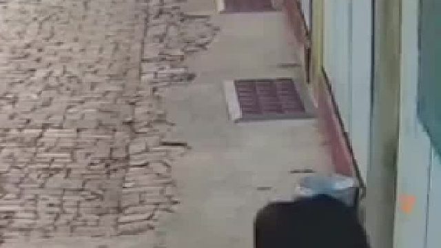 这不毁了吗，拍扁了，咋吃？