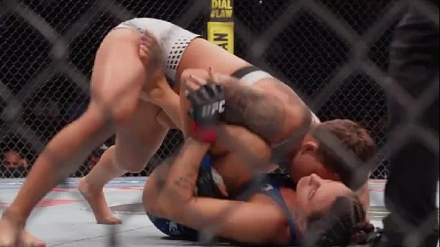 踢拳选手奥尼尔的这升梯十字固很漂亮
