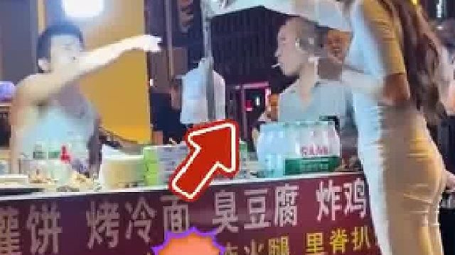女子和摊贩起争执后，大爷化身“夜市判官”掌捆摊贩男子