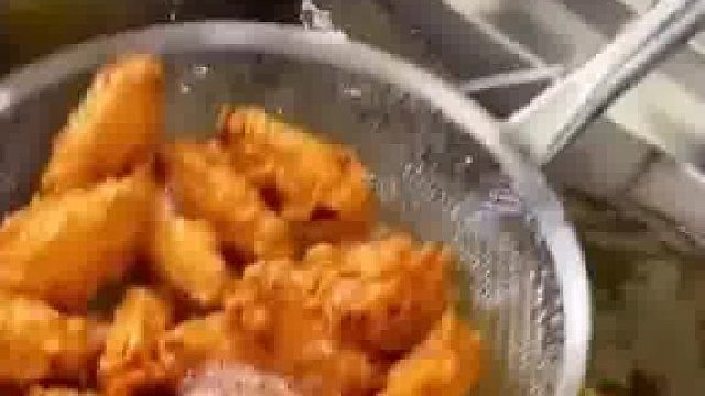 学校门口卖炸鸡翅，老板的售卖规则十分奇怪