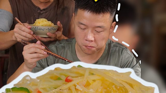 没想到这样焯过水的土豆丝，炒出来这么清脆爽口