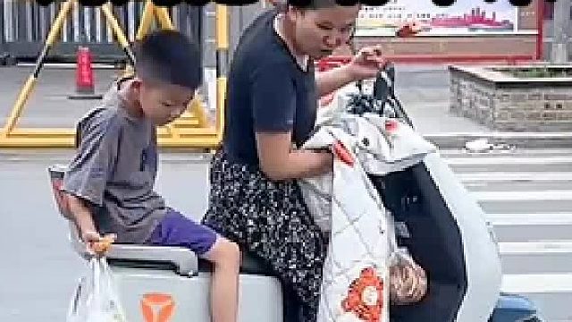 地上不是有100块钱吗？他为什么不捡？
