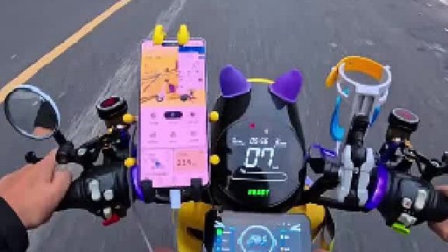 上一秒还在潇洒“过人”，下一秒倒在草丛里了
