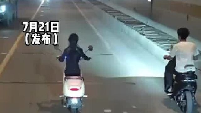 隧道里一辆电瓶车，稳稳骑在路中间不走边上，旁边靠右骑的小伙整个人都看傻了