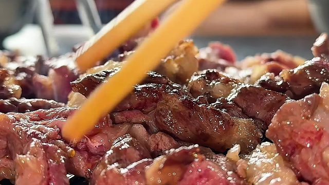 集安清河｜一边逛人参集市！一边吃乡村烤肉！ 土豆饼太好吃了！肉也好吃，就是有点硬。人参集市门口的烤沙肝也好吃！