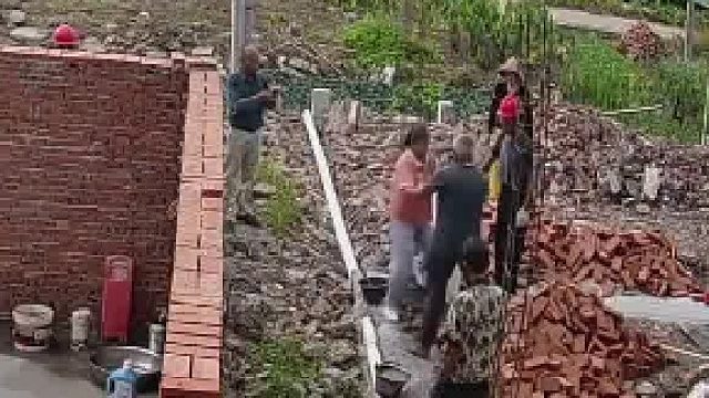 邻居原屋翻建向前多建了几米大妈不愿意和邻居吵了起来邻居：她家之前向后扩了4米我们一家都没有去闹​
