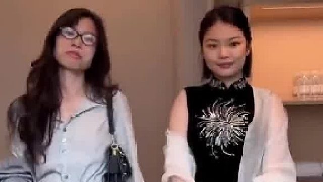 女生和风格不同的朋友互换穿搭，感觉互换之后更适合了