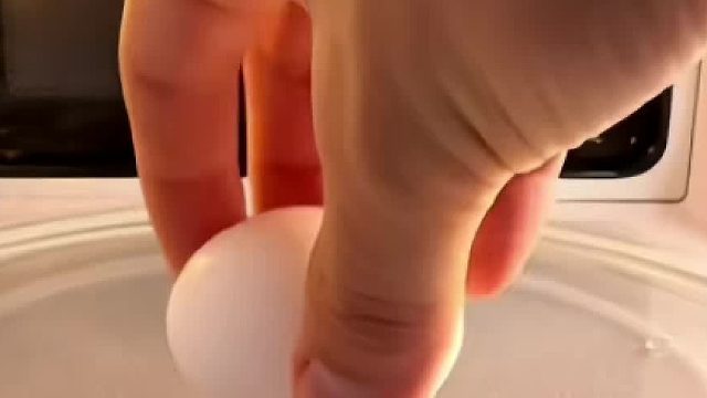 鸡蛋不能放微波炉加热的原因找到了