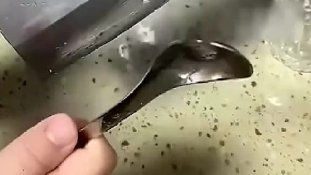 块用十年的旧刀，对比三百块买的新刀，伤害性不大侮辱性极强