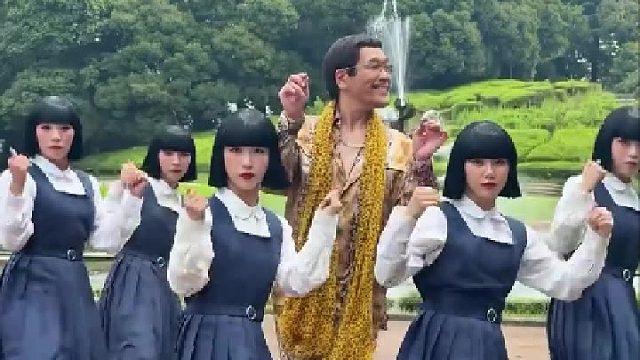 后面那个男的是谁