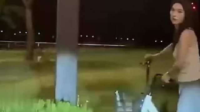 女朋友生气下车结果扫了台单车原谅不厚道的笑了