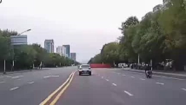 试驾竟直接在马路上飙车，副驾销售见状连忙出声制止：“您要是这样开，咱就别试了”