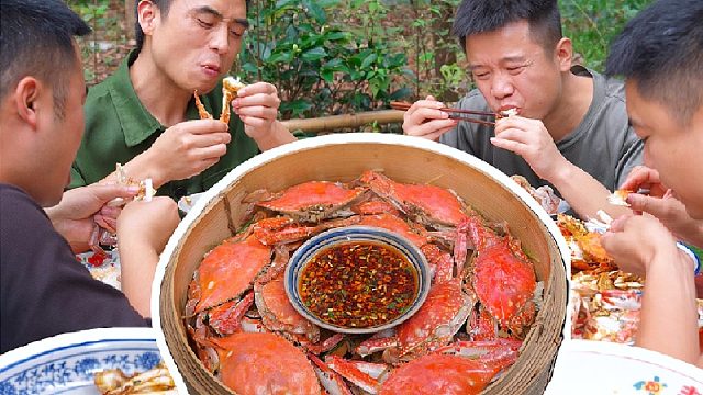 整了几十斤把梭子蟹不同吃法都安排上，兄弟们吃的津津有味