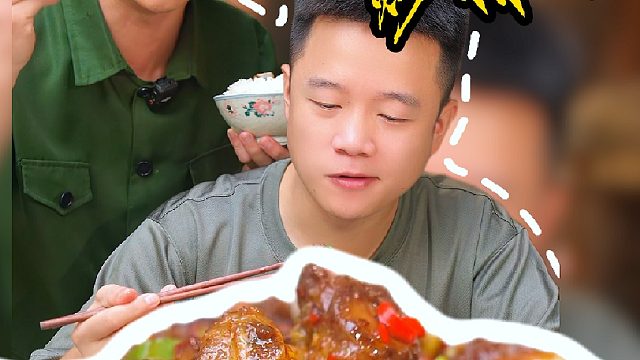 新鲜排骨不要总是炖汤红烧，直接下锅用豆豉烧一下软烂脱骨还入味，好吃到舔手指