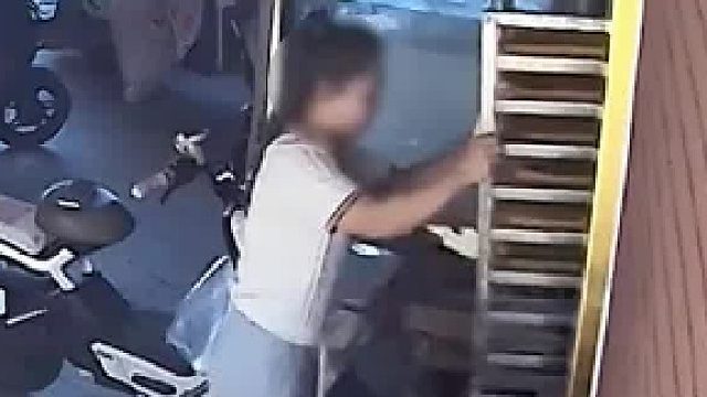 推着做好的超长蛋挞出来，谁知门外有个坡 蛋挞全部掉落，女子看着碎了一地的蛋挞 懵了…