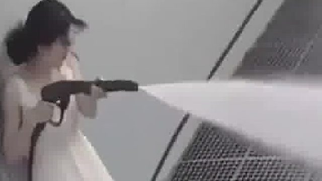女子一人到自助洗车店洗车，竟被高压水枪“壁咚”了