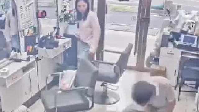 理发店从开门到下午两点多还没开张，老板瞬间情绪崩溃，在店里发泄，老板：进店全是询价客​