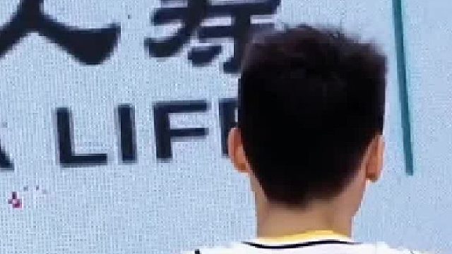 裁判立马给一个技术犯规