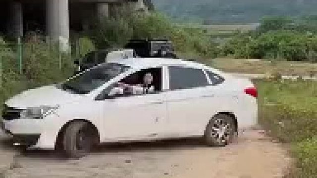 教练车偶遇婚车，学员这波让行操作也太硬核了！