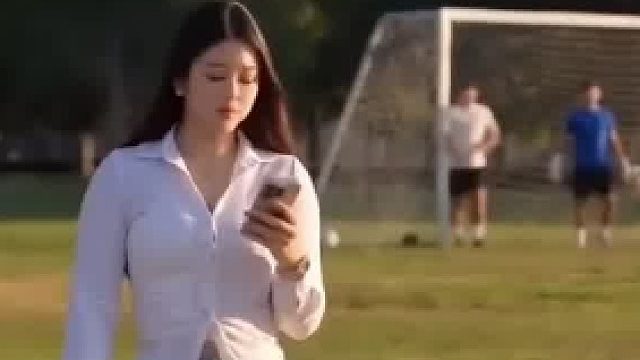 美女的凉鞋踢球真厉害