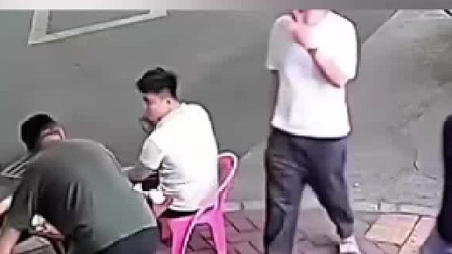男子刚要坐下，另一名男子正好把椅子搬走，同伴赶紧上前替男子道歉。网友：白衣服到最后还是毫不知情