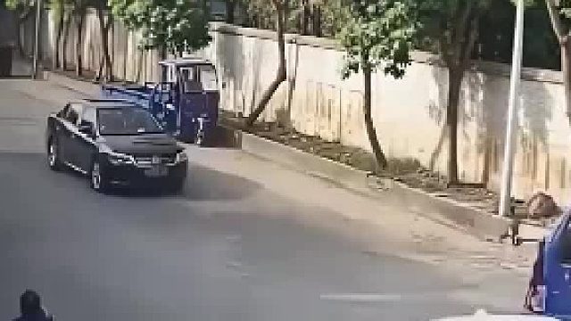 路上少见的一幕，货车后面拖着不明物体，转弯处差点引发事故2
