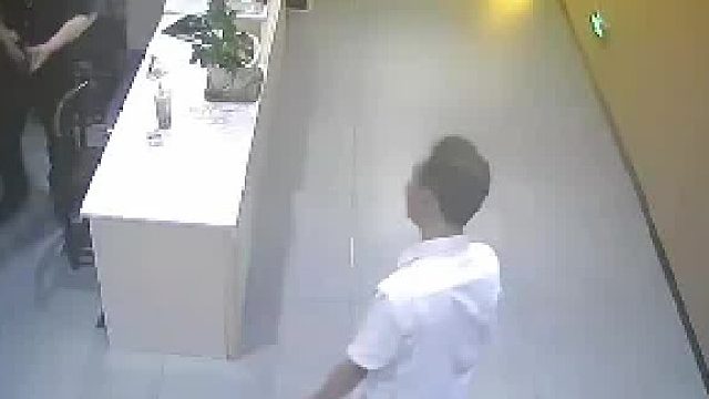 自色衣服进店敲诈老板，老板直接直接将其暴打一顿，最后将男子从店内拉出