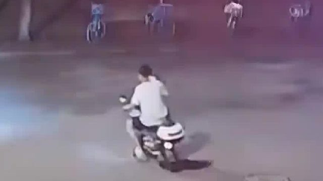 醉酒骑车摔倒，好心人伸手相助竟遭诬陷？