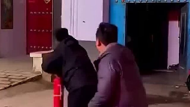 农村电箱着火，小伙使用灭火器却引发爆炸，火星溅的到处都是
