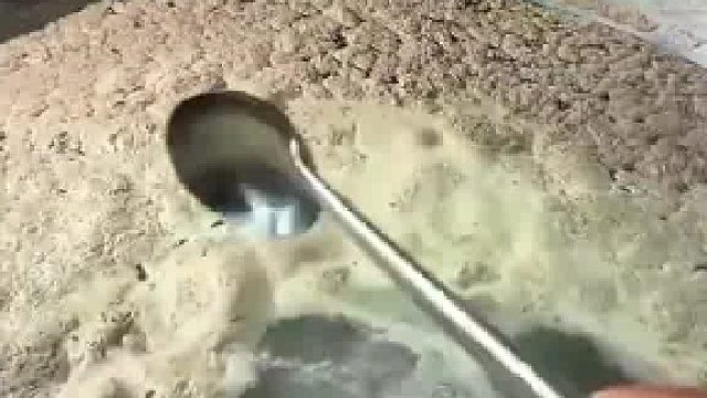 厨师捞去羊肉汤表面的浮沫，剩下的清汤才是精髓