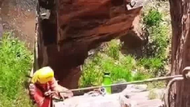 工人们对岩石提前释放应力，避免发生不可控的山体滑坡