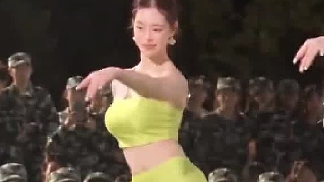 军训舞蹈社学姐在操场上招新大展身手，这傣族舞跳得太对味了