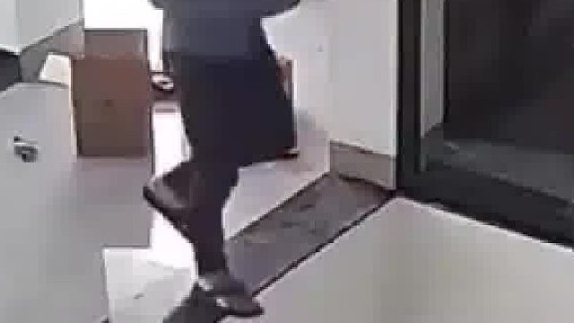 男子来看房不小心踩空，一下就掉到楼下去了