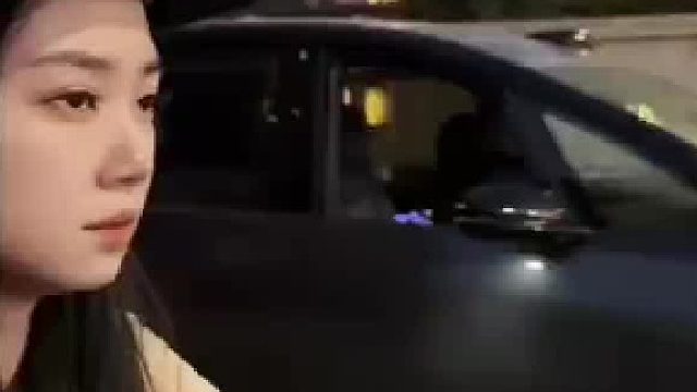妈妈接儿子放学时，巧遇爸爸和他“小情人”​