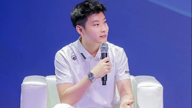 深圳见到赵心童，很开心的合影和签名