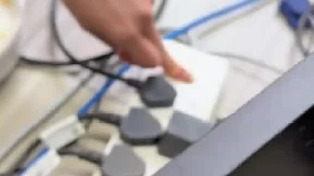 不小心按到插排开关，根本不敢松手一直在问怎么办，网友：快速按两下是不会断电的