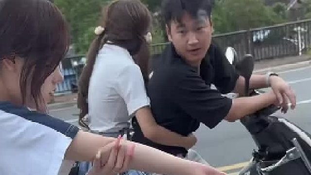 谁懂啊，家人们，这哥们儿看美女看上去了