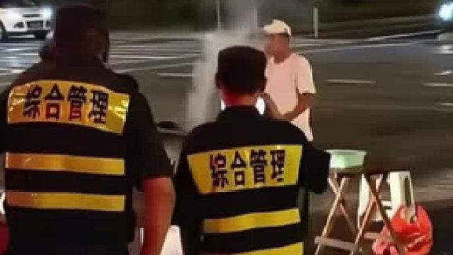 人行道摆摊有点猖狂，被管理人员强制撤离，摊主破防躺地不起