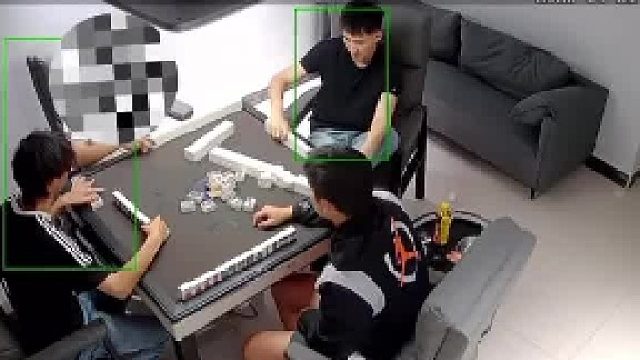 小伙打牌连着输了几局，结果以上厕所为借口偷偷溜走，网友：陌生人打牌都要压大于一场输赢的钱