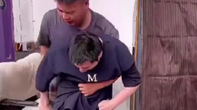 哥哥出车祸导致生活不能自理，32岁离异的弟弟每天在家照顾哥哥​
