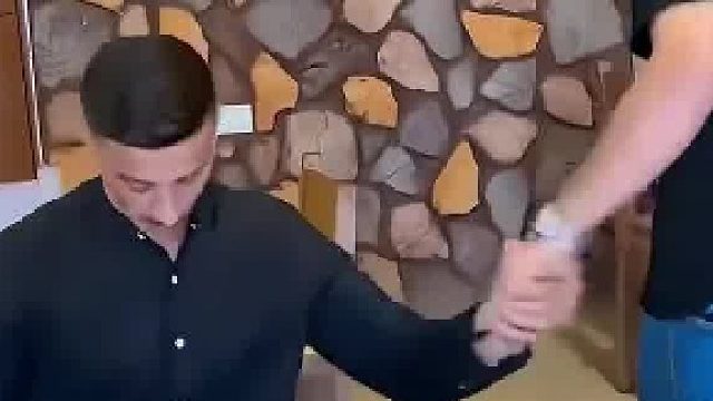 还好男子及时给小费，要是没有给服务员钱，手指估计要被烫伤​