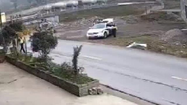 交警查酒驾，女子驾车突然拐弯，以为是躲避检查，没想到是到家了