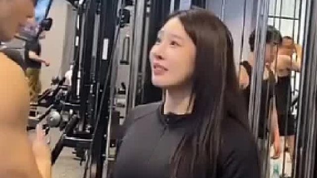 她说的是女厕！